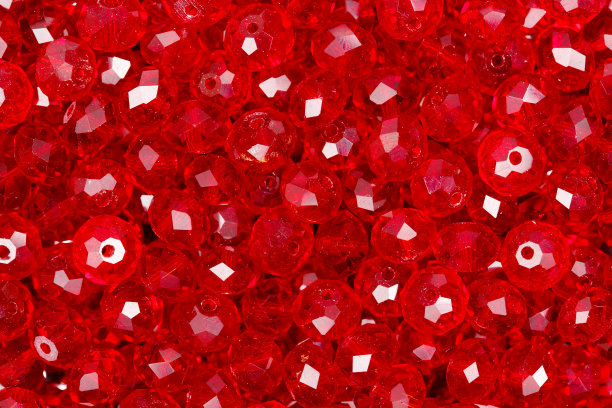 红色小珠子背景。玻璃珠纹理。图片下载