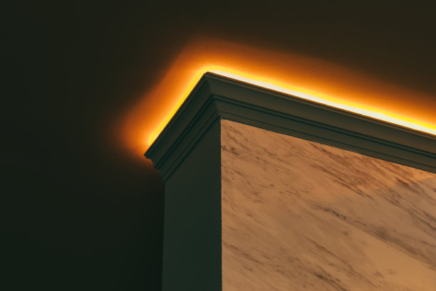 天花板和部分墙壁被led灯点亮的低角度图片图片下载