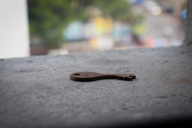 有选择地聚焦在混凝土表面的铁键和明亮的背景图片下载