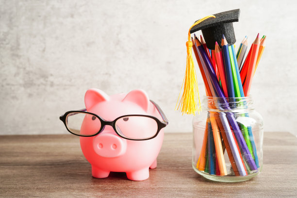 毕业帽用彩色铅笔，书上用拷贝空间，学习大学教育理念。图片下载