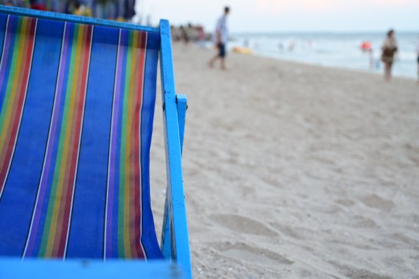 沙滩上的蓝色椅子，度假时光图片下载