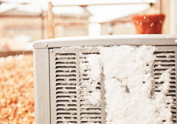 冬季带雪的住宅空调机组。空间的文本图片下载