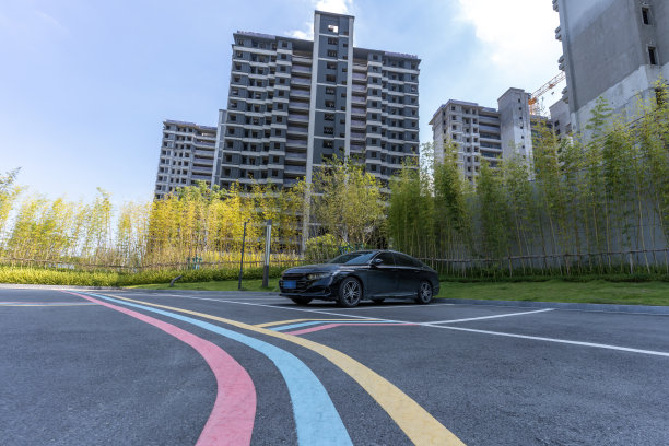 空旷的道路和适合现代城市生活的住宅图片下载