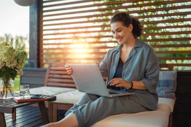 一个女人坐在院子里工作图片下载