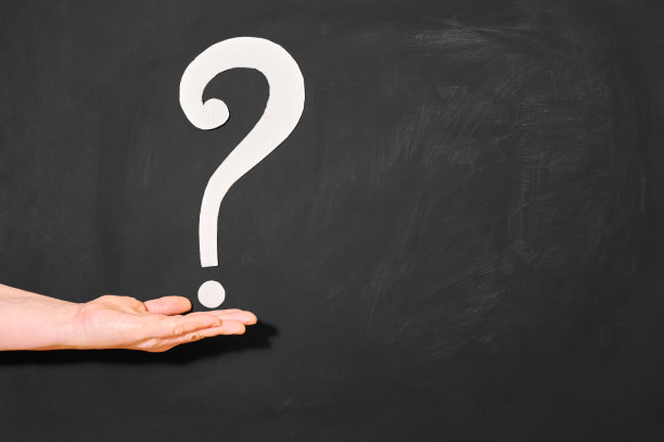 一个女人手上的问号。图片下载