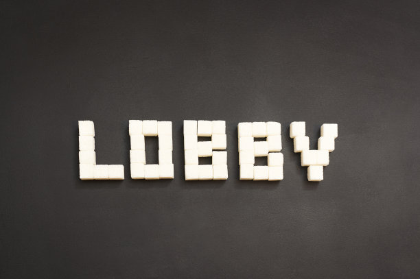 “大厅”的字样，用方糖写在黑色的背景上。糖类游说的概念。图片下载