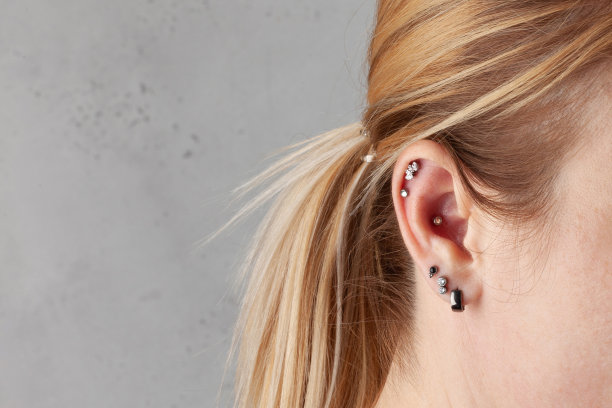 耳朵穿孔图片下载