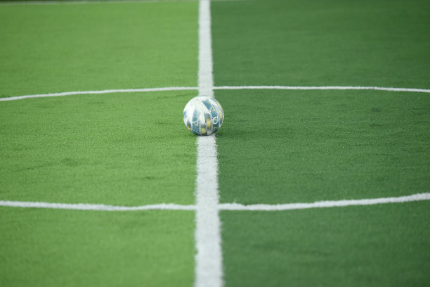 足球场上的人造草坪和白色条纹的特写图片下载