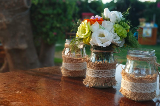 花园里桌子上的花图片下载