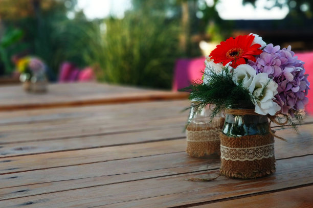 花园里桌子上的花图片下载