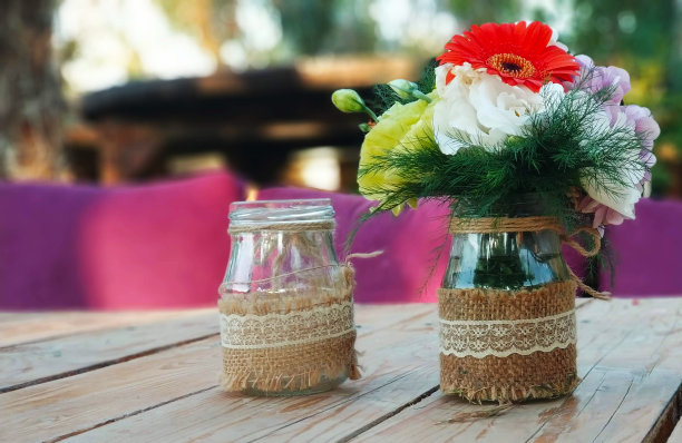 花园里桌子上的花图片下载