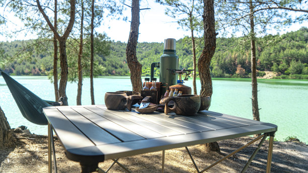 在湖边摆桌子，露营图片下载