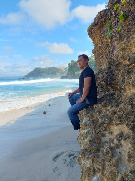 岩石上的人图片下载