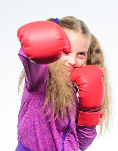 小女孩戴着拳击手套出拳。运动和运动装时尚。基因敲除和能量。运动的成功。训练和教练。战斗。拳击儿童健身，健康健身。只是最好的图片下载