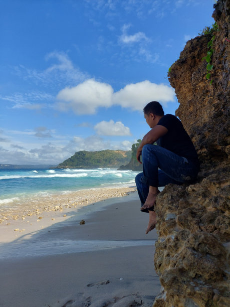 岩石上的人图片下载