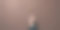一个商人的手在画一个用黄色皱纸做成的灯泡图片下载