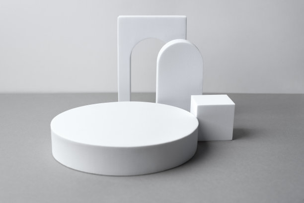 灰色和白色背景上的白色几何图形。在浅色背景上摆放化妆品的讲台。图片下载