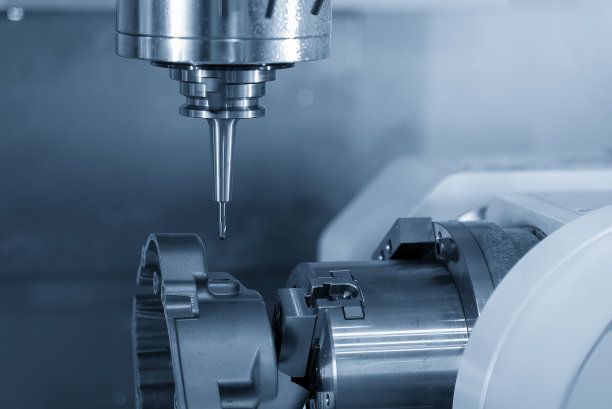 四轴加工中心切割铝齿轮壳零件。图片下载