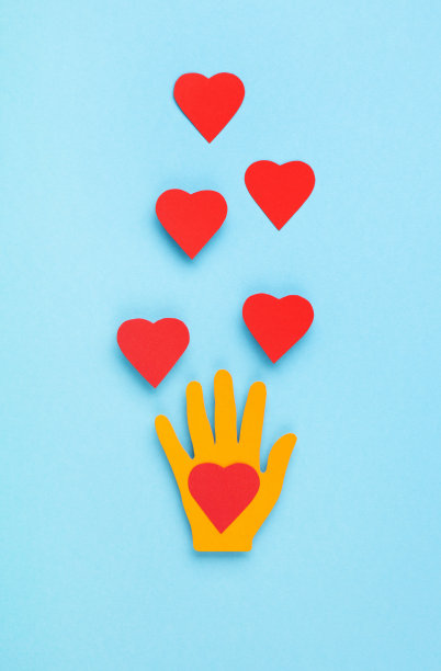 国际慈善日，9月5日。彩色的手在蓝色背景。图片下载
