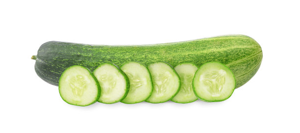 整根黄瓜和白色的切片图片下载