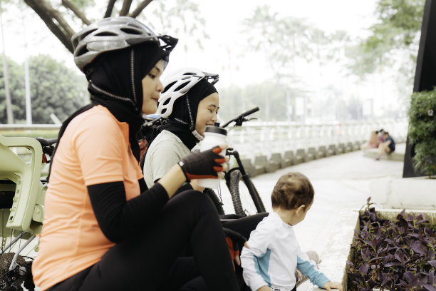 穆斯林妇女在公园休息时喝水图片下载