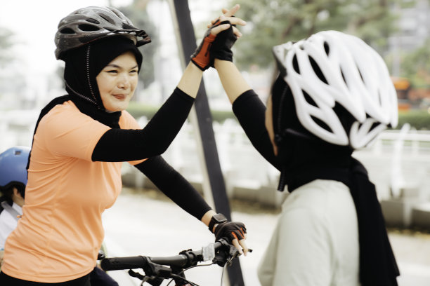 朋友们在街上站在穆斯林妇女旁边握手图片下载