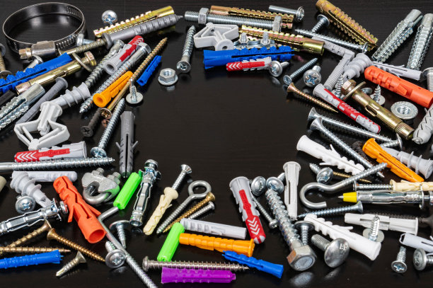 深色木质背景上的不同类型的紧固件。前视图。放置文本或标志。图片下载