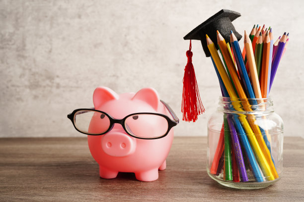 毕业帽用彩色铅笔，书上用拷贝空间，学习大学教育理念。图片下载