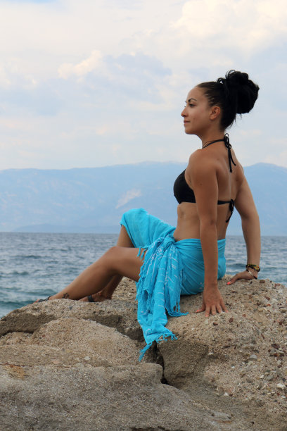 漂亮的黑发女孩图片下载