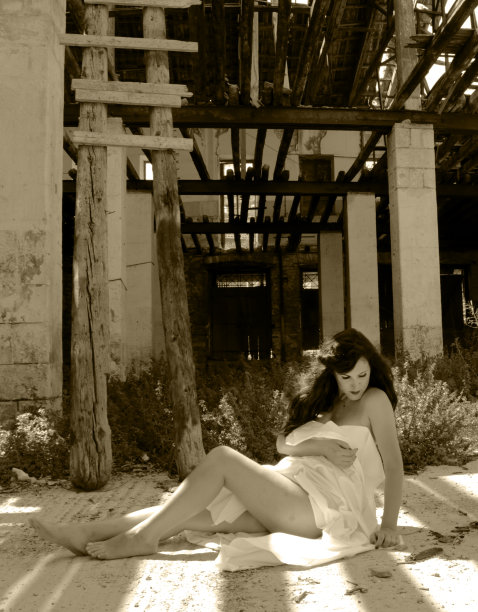 一个女人在一个旧工厂的废墟中徘徊图片下载