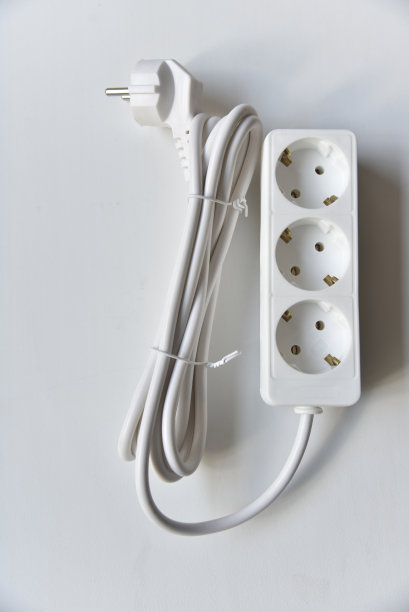 白色电器延长线电源过滤器插座在白色背景图片下载