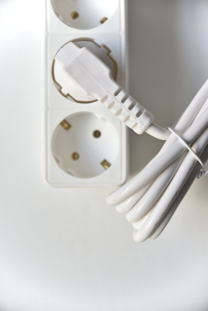 白色电器延长线电源过滤器插座在白色背景图片下载
