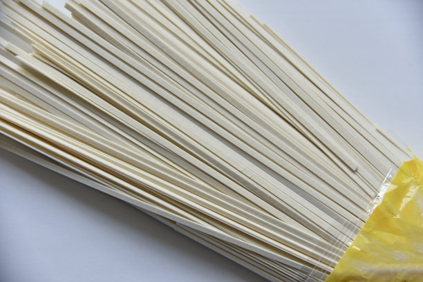 在白色背景上平放着的自制面条图片下载