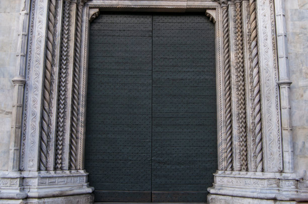 一座古建筑的黑色大门图片下载