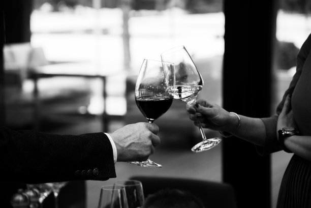 手拿酒杯的男人和女人，黑白照片图片下载