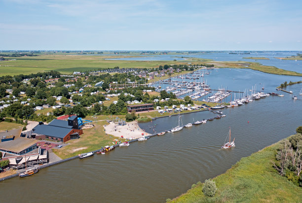 在荷兰弗里斯兰的古杜姆，加拉玛达曼号上的航拍图片下载