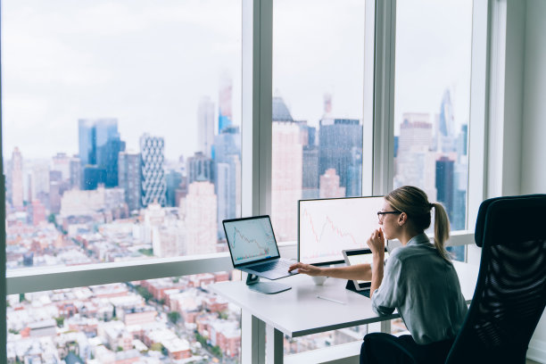 专注的女人在笔记本电脑上打字图片下载