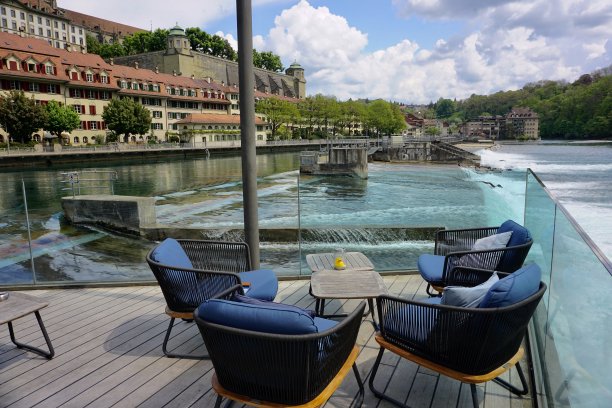 从山上可以看到瑞士首都伯尔尼和阿雷河。阳光明媚的春天，伯尔尼的景色。阳光明媚的天气，从伯尔尼的一座山上拍摄的明亮、多汁的照片。图片下载