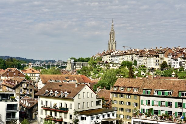 从山上可以看到瑞士首都伯尔尼和阿雷河。阳光明媚的春天，伯尔尼的景色。阳光明媚的天气，从伯尔尼的一座山上拍摄的明亮、多汁的照片。图片下载