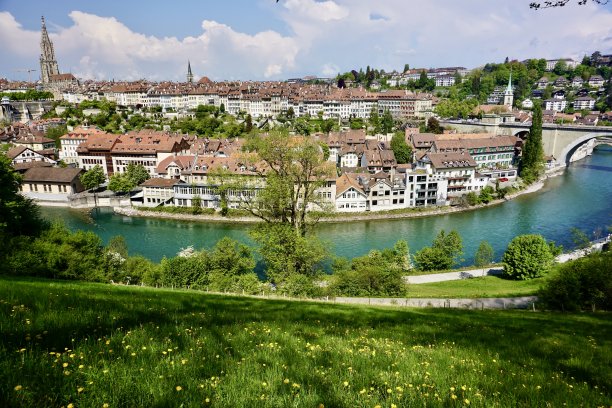 从山上可以看到瑞士首都伯尔尼和阿雷河。阳光明媚的春天，伯尔尼的景色。阳光明媚的天气，从伯尔尼的一座山上拍摄的明亮、多汁的照片。图片下载