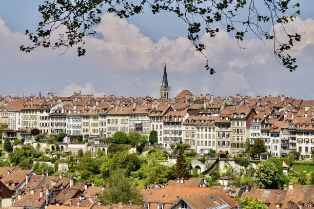 从山上可以看到瑞士首都伯尔尼和阿雷河。阳光明媚的春天，伯尔尼的景色。阳光明媚的天气，从伯尔尼的一座山上拍摄的明亮、多汁的照片。图片下载