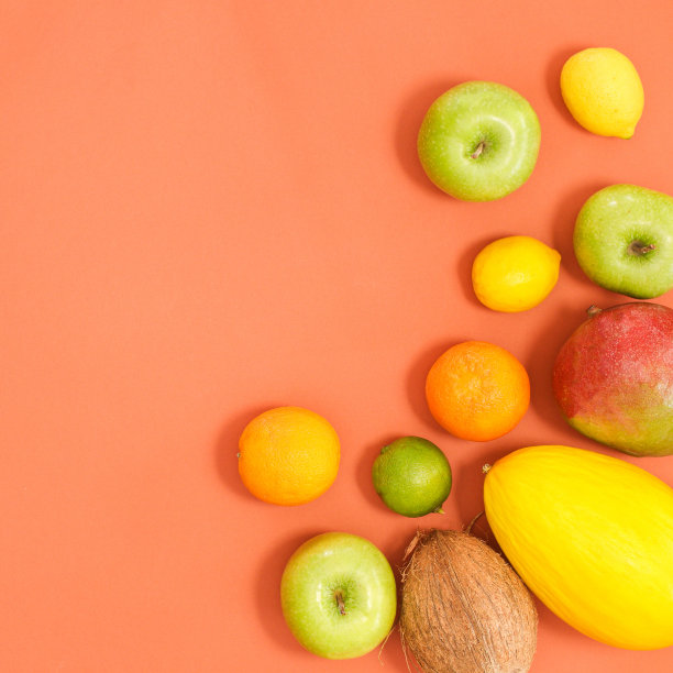 夏天的水果在暗橙色的背景与复制空间。平躺图片下载