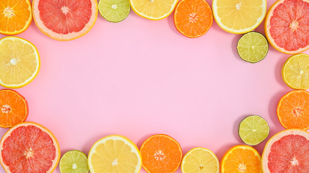 创意拷贝空间框架与柑橘水果在明亮的粉红色背景。平躺图片下载