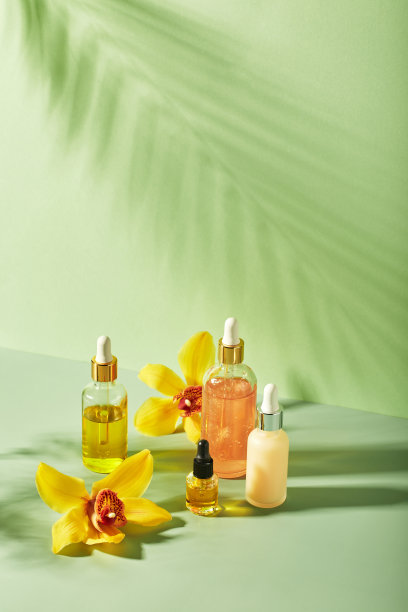 用兰花装在玻璃瓶里的化妆品——精华液、面霜、凝胶、油。脸部和身体护理，健康和水疗，热带放松的概念。图片下载