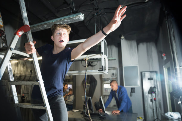 有兴趣的少年在任务室伸手拿东西图片下载