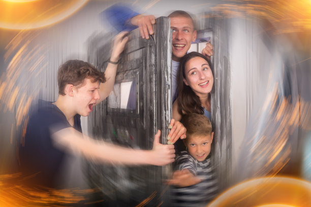 亲密的家人在解开谜题走出密室图片下载