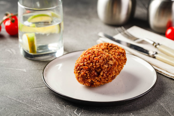 不同菜肴的餐桌，餐厅营养健康套餐，商务午餐图片下载