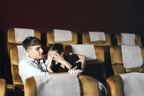 白种人男女商务放松夫妇下班后去看电影。图片下载