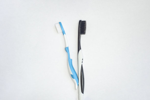 两把牙刷分别供成人和儿童使用，放在孤立的白色背景上。图片下载