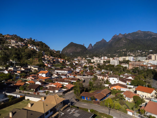城市的鸟瞰图Teresópolis。在巴西里约热内卢的山区，有蓝色的天空和许多房子。无人驾驶飞机的照片。苏茜,Teresopolis。阳光明媚的一天。日出图片下载